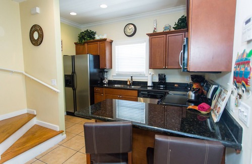 Key West House | Luxury Condo-FREE PARKING,WIFI,BIKES,BIG POOL,WALK TO RESTAURANTS, BEACH CHAIRS