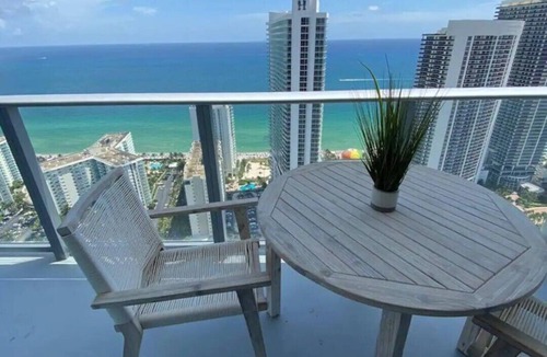 Hollywood South Central Beach Condo | Luxury Condo, Stunning Ocean views, Free Parking!