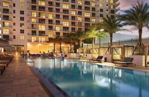 Hollywood South Central Beach Condo | Luxury Condo, Stunning Ocean views, Free Parking!