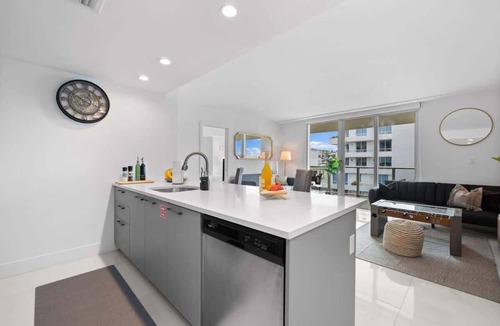 Bay Harbor Islands Condo | Luxury Condo w/Rooftop Pool | 5-Min to Beach
