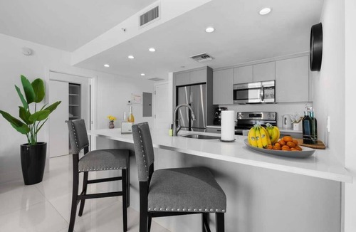 Bay Harbor Islands Condo | Luxury Condo w/Rooftop Pool | 5-Min to Beach