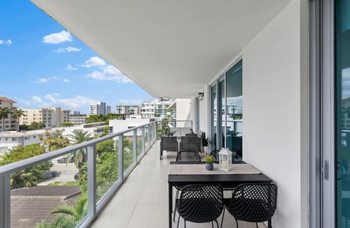 Bay Harbor Islands House | Luxury Condo with Rooftop Pool - 5-Min to Beach