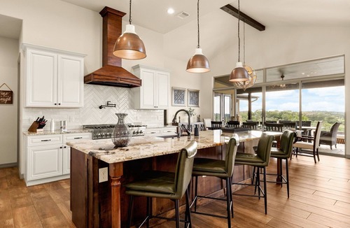 New Braunfels House | Luxury Hilltop Villa- Sunsets/Pool&HotTub/Game Rm/Gym/SteamRm/Sauna/Sleeps16