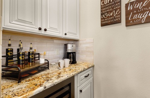 New Braunfels House | Luxury Hilltop Villa- Sunsets/Pool&HotTub/Game Rm/Gym/SteamRm/Sauna/Sleeps16