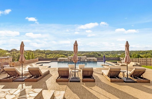 New Braunfels House | Luxury Hilltop Villa- Sunsets/Pool&HotTub/Game Rm/Gym/SteamRm/Sauna/Sleeps16