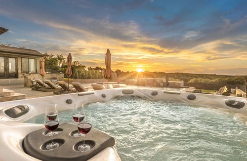 New Braunfels House | Luxury Hilltop Villa- Sunsets/Pool&HotTub/Game Rm/Gym/SteamRm/Sauna/Sleeps16