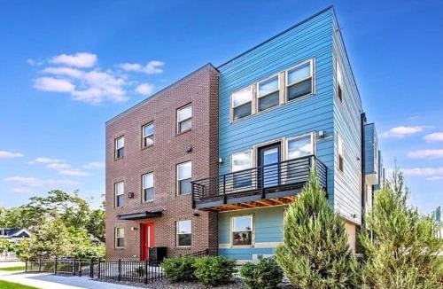 Lincoln Park House | Luxury Home with Rooftop City and Mountain Views Includes Huge Rooftop Patio with Daybed and Firepit