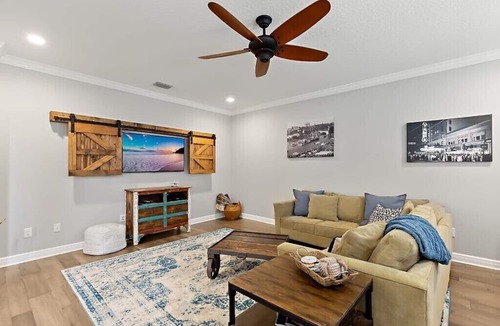 Courier City - Oscawana House | Luxury Hyde Park 3BR Retreat ☀️ Shuffleboard & Soaking Tub 🌴 Family Friendly