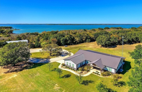 Pilot Point House | Luxury Lake Farmhouse Retreat - Fishing Pond + Sunset Views