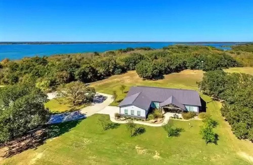 Pilot Point House | Luxury Lake Farmhouse Retreat - Fishing Pond + Sunset Views
