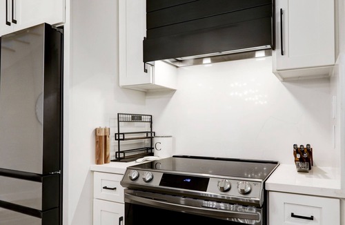 Memorial Parkway House | Luxury Living 2 King Suites + Game Loft + EV