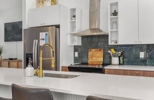 East Ridge House | Luxury Modern, Down Town Retreat, Pet Friendly