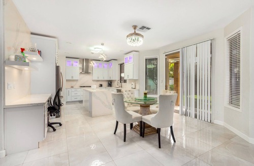 Deer Valley House | Luxury modern retreat with tropical backyard-at a great Location-EZ FWY access
