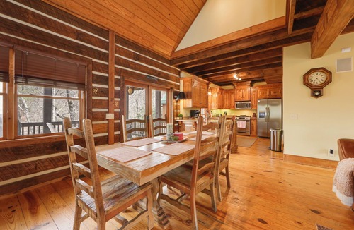 Franklin Cabin | Luxury Mountain Retreat w/Hot Tub in Franklin!