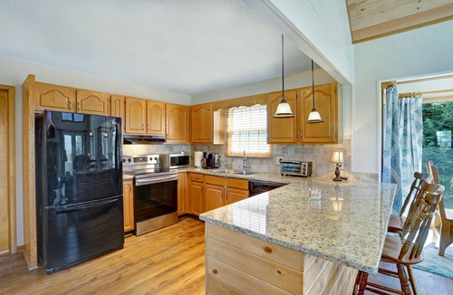 Hiawassee House | Luxury Mountaintop Views with Hot Tub - 1 min to town