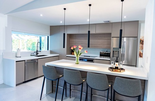 Richmond West House | Luxury Oasis Pool, Pickleball & BBQ/10 min Zoo