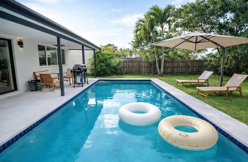 Sunset House | Luxury Pool Retreat Near Hard Rock Sleeps 10