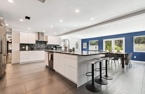 Dunedin Villa | Luxury Private 7BR Lakeside Villa with heated Pool, Putting Green & Fire pit
