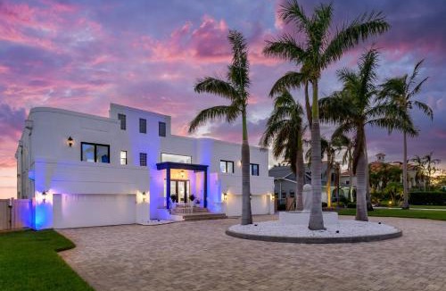 Bayshore Gardens House | Luxury Private Beachfront Retreat Pool Game Room
