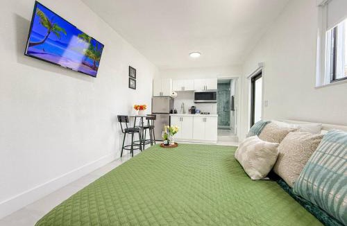 Miramar House | Luxury Private Studio King Bed Free Parking