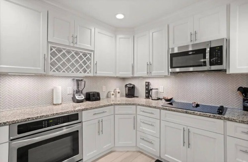 College Park House | Luxury Ranch 2 Master Kg Bed w/heated Salted Pool