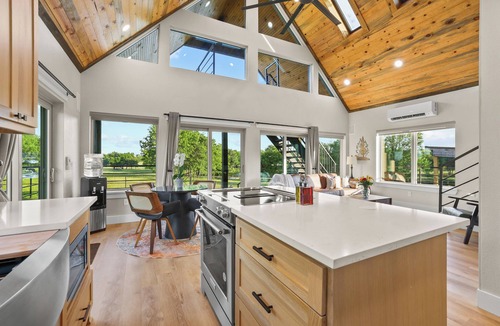 Gober House | Luxury Ranch Retreat, Hot Tub, Private Fishing Pond, Longhorns, Sleeps 6