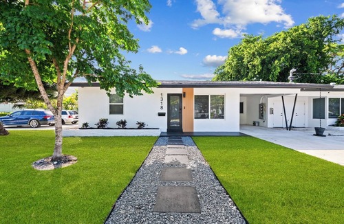 Lake Ridge House | Luxury Retreat near Beach + Olas! Turf, Patio & Grill