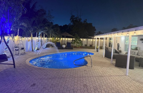 Margate House | Luxury Retreat with tropical vibes