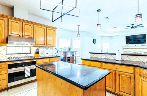 Edelweiss House | Luxury Stay Game Room & Poker Table Sleeps 14