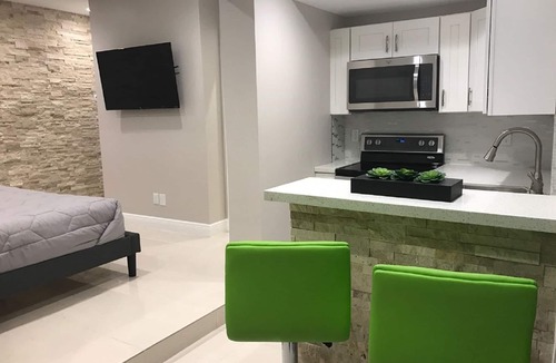 Pompano Beach Apartment | Luxury Vacation Rental APT 5