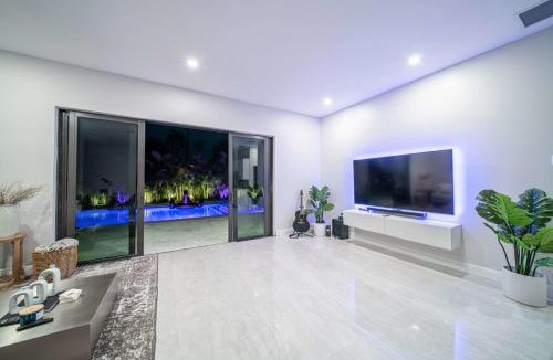 Golden Glades Villa | Luxury Villa Amara Heated Pool Gym Sauna BBQ