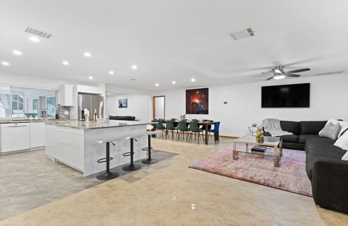 Largo Villa | Luxury Villa with Heated Saltwater Pool & Spa, Mini Golf, BBQ, 5 Mins to Beach