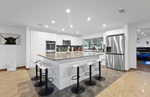 Largo Villa | Luxury Villa with Heated Saltwater Pool & Spa, Mini Golf, BBQ, 5 Mins to Beach