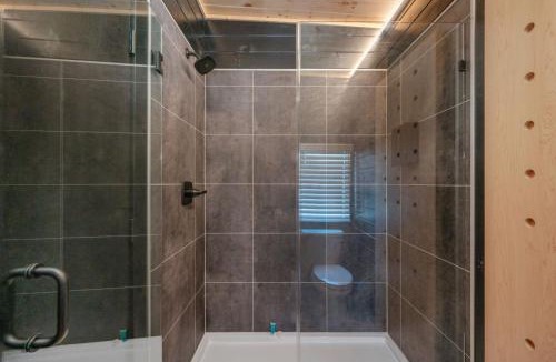 Mary Esther House | Luxury Waterfront Cabin 2
