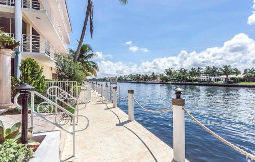 Boca Raton Apartment | Luxury Waterfront Boca with Pool, Hot Tub and Boat Views