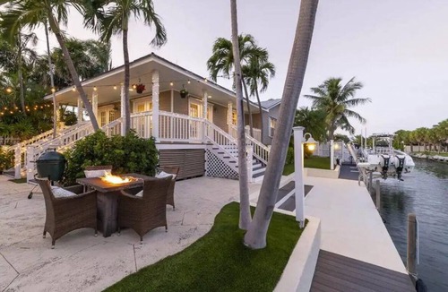 Key West House | Luxury Waterfront Escape. Pool, Dock & 10 Minutes to Key West