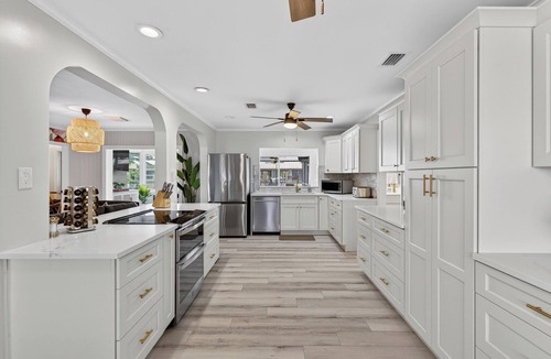 Bay Crest Park House | Luxury Waterfront Getaway, 6BR, Caged Pool