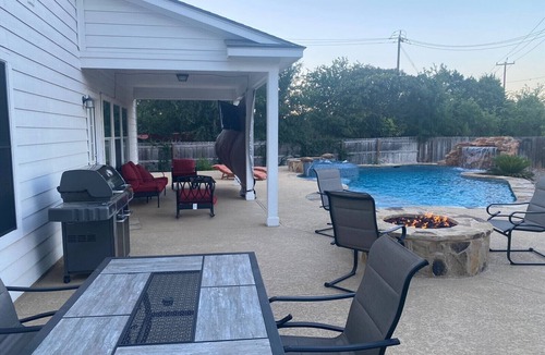 San Antonio Villa | Lxry 5 BR Huge Heated Pool/Spa/Fire Pit/Game Room near Seaworld/Six Flags (Al.)