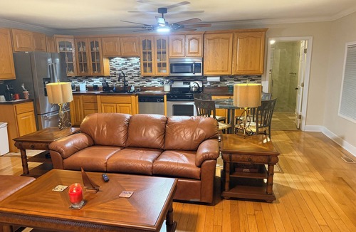Holly Hill Cottage | Magnolia Manor a 3-bedroom cottage in serene Daytona Beach with AC