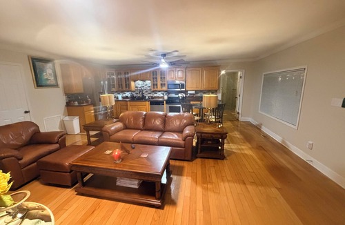 Holly Hill Cottage | Magnolia Manor a 3-bedroom cottage in serene Daytona Beach with AC