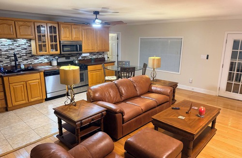 Holly Hill Cottage | Magnolia Manor a 3-bedroom cottage in serene Daytona Beach with AC