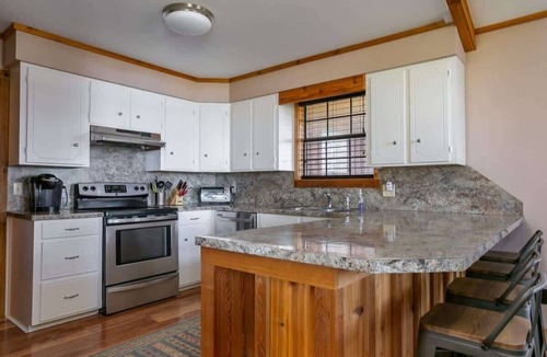 Homer House | Main House + GuestHouse LakeFront ; Sleeps 14; Ramp