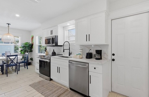 Ilexhurst House | Main St Gem! Walk to shops, dining & beach! +HEATED POOL AND SPA