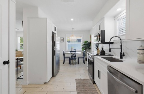 Ilexhurst House | Main St Gem! Walk to shops, dining & beach! +HEATED POOL AND SPA