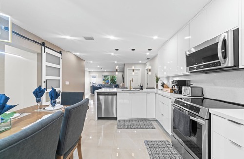 Golden Glades Villa | Majestic Miami Villa/Nr Beach/HEATED POOL/SPA/GAMES/Basket & Pickleball Courts