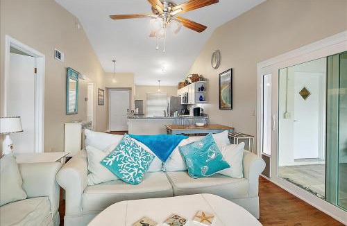 Southside House | Malibu Cottage on Lake Mandarin - WIFI FIRE PIT