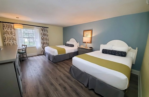 Crystal River Hotel | Manatees Experience! Everything You Need For The Perfect Vacation! Pool!