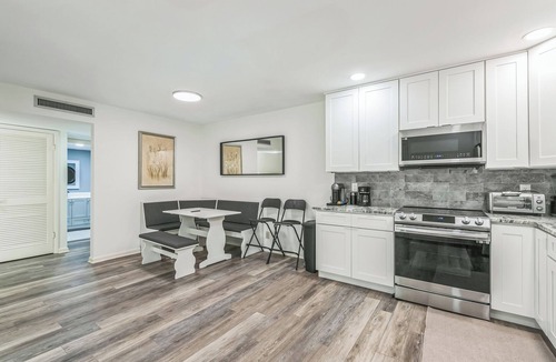 Southside House | Mandarin Retreat: Pool-Hot tub-King Bed-Smart Tvs