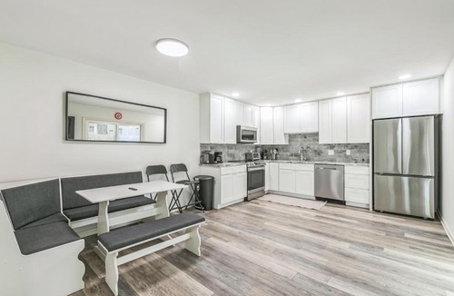 Southside Apartment | Mandarin Retreat Pool Hot tub King Bed Smart Tvs