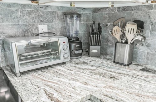 Southside Apartment | Mandarin Retreat Pool Hot tub King Bed Smart Tvs